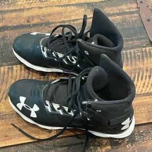Size 6 Under Armour football shoes